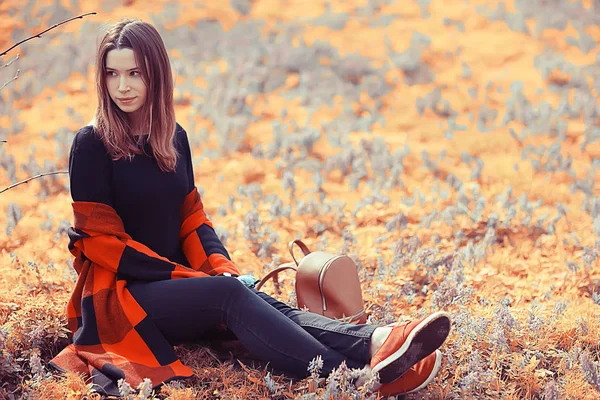 秋の公園で市松模様のコート ポーズで若い美しい女性 — ストック写真
