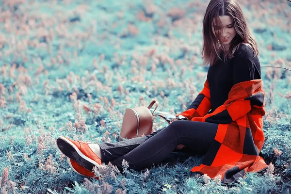 Junge Schöne Frau Karierten Mantel Posiert Frühlingspark — Stockfoto