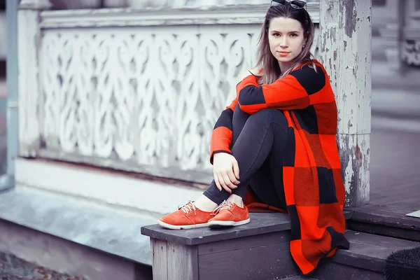 Jeune Belle Femme Manteau Carreaux Pose Sur Parapet Bois Antique — Photo