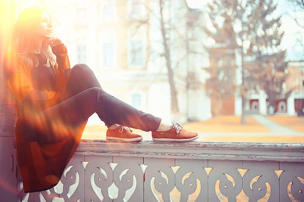 Young Beautiful Woman Plaid Poses Spring Park — Stock Photo, Image