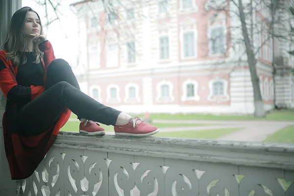 Joven Hermosa Mujer Abrigo Cuadros Posando Con Arquitectura Madera Antigua — Foto de Stock