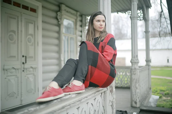 Jovem Mulher Bonita Casaco Xadrez Posando Com Arquitetura Madeira Antiga — Fotografia de Stock