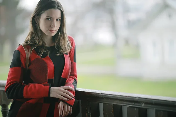 Jovem Bela Mulher Casaco Xadrez Poses Contra Parapeito Madeira Antiga — Fotografia de Stock