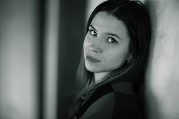 Retrato Preto Branco Uma Jovem Mulher Encostada Parede Velha — Fotografia de Stock