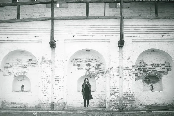 Ritratto Giovane Bella Donna Posa Contro Edificio Antico — Foto Stock