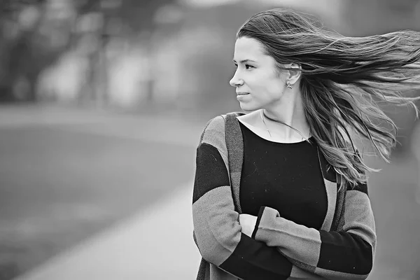 Young Beautiful Woman Checkered Coat Poses Spring Park — Stock Photo, Image