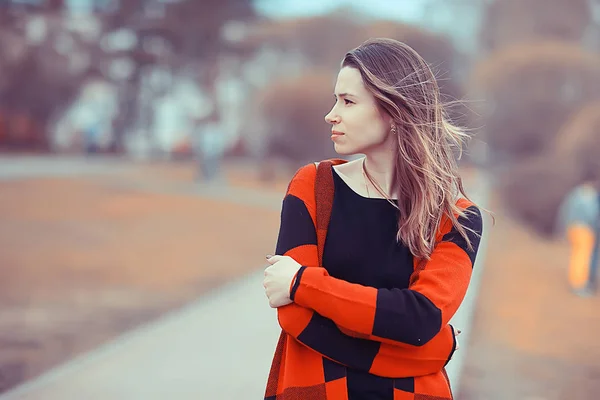 春パークで市松模様のコート ポーズで若い美しい女性 — ストック写真