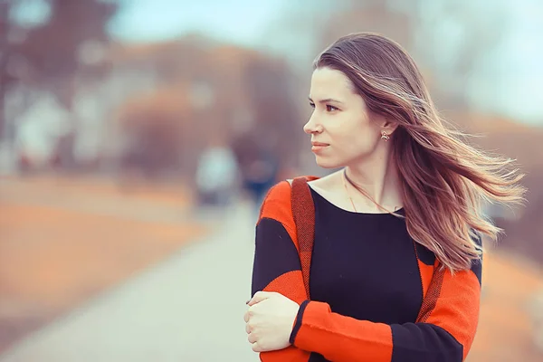 Kareli Ceket Pozlar Bahar Parkta Genç Güzel Kadın — Stok fotoğraf