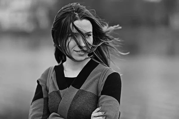 Jovem Bela Mulher Xadrez Casaco Poses Parque Primavera — Fotografia de Stock