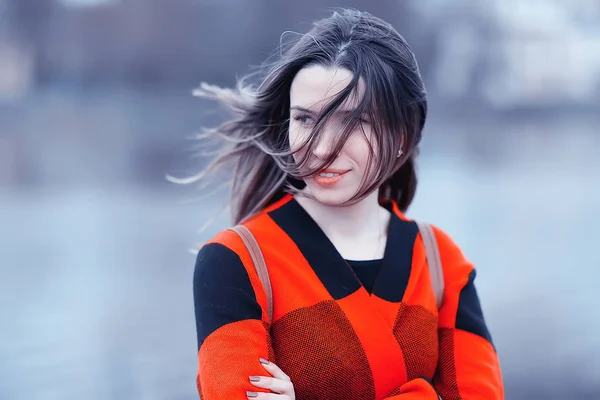 Kareli Ceket Pozlar Bahar Parkta Genç Güzel Kadın — Stok fotoğraf