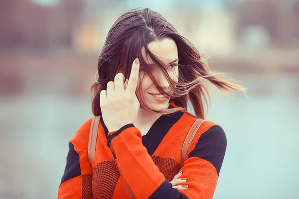 Young Beautiful Woman Plaid Poses Spring Park — Stock Photo, Image