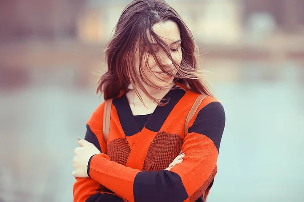 Mooie Jongedame Geruite Jas Poses Voorjaar Park — Stockfoto