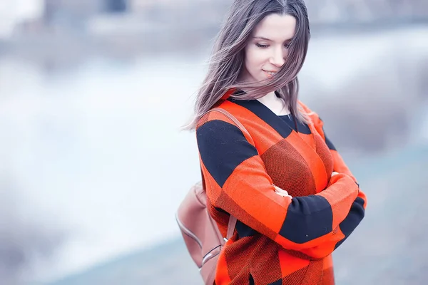春パークで市松模様のコート ポーズで若い美しい女性 — ストック写真