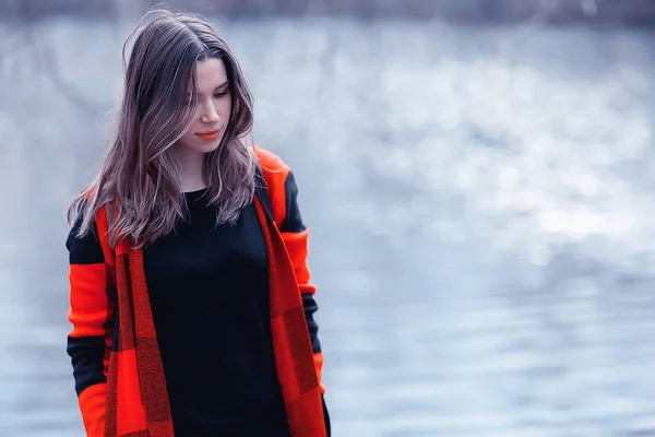 Jeune Belle Femme Manteau Carreaux Pose Dans Parc Printemps — Photo