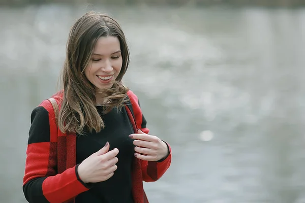 Jeune Belle Femme Manteau Carreaux Pose Dans Parc Printemps — Photo