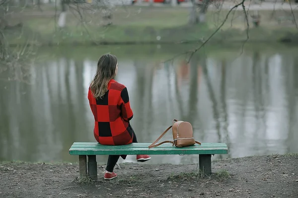 Genç Esmer Kadın Rahatlatıcı Sonbahar Manzara Bankta Oturan Bir Göl — Stok fotoğraf
