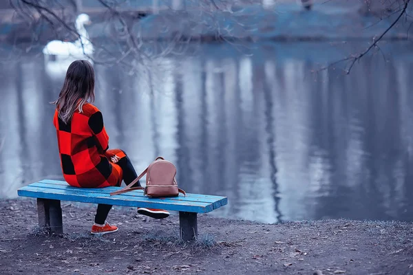 Молодая Брюнетка Женщина Отдыхает Озера Сидя Скамейке Осенний Пейзаж — стоковое фото