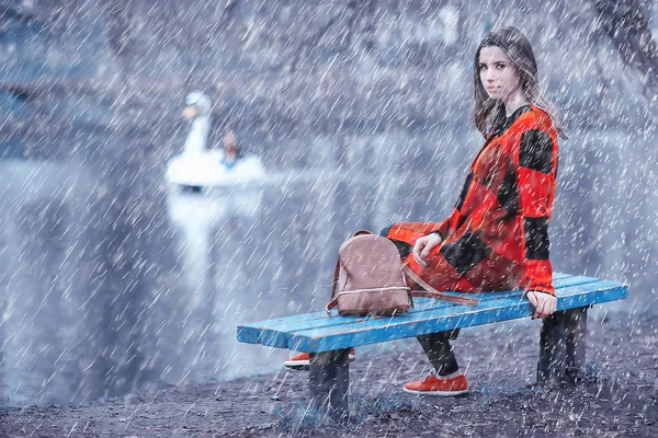 Jeune Femme Brune Relaxant Près Lac Assis Sur Banc Paysage — Photo