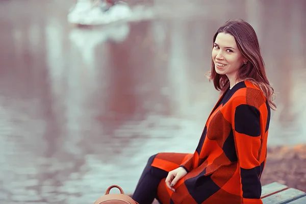 Молодая Брюнетка Женщина Отдыхает Озера Сидя Скамейке Осенний Пейзаж — стоковое фото