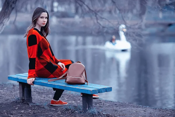 Młoda Brunetka Kobieta Relaksujący Pobliżu Jeziora Siedząc Ławce Jesień Krajobraz — Zdjęcie stockowe