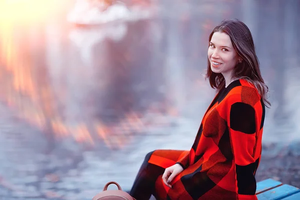 Young Brunette Woman Relaxing Lake Sitting Bench Autumn Landscape — Stock Photo, Image