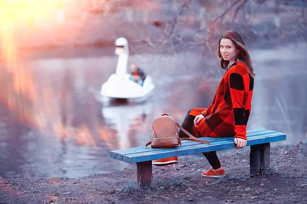 Junge Brünette Frau Entspannt Sich Der Nähe Eines Sees Auf — Stockfoto