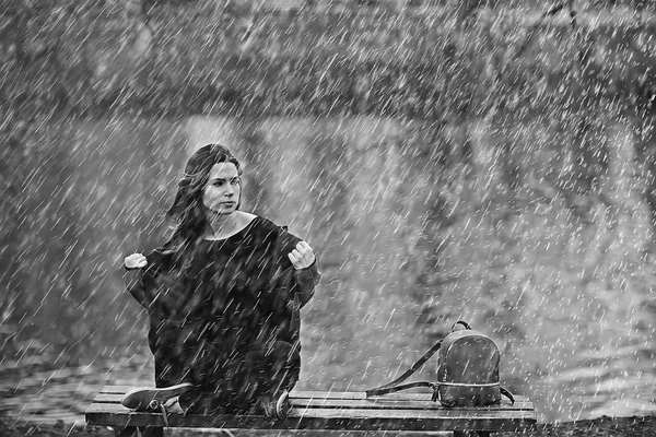 Μελαχρινή Νεαρή Γυναίκα Χαλαρώνοντας Κοντά Μια Λίμνη Που Κάθεται Στον — Φωτογραφία Αρχείου
