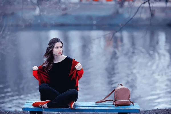 Young Brunette Woman Relaxing Lake Sitting Bench Autumn Landscape — Stock Photo, Image