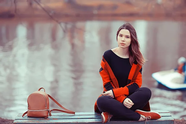 Joven Morena Mujer Relajante Cerca Lago Sentado Banco Paisaje Otoño —  Fotos de Stock