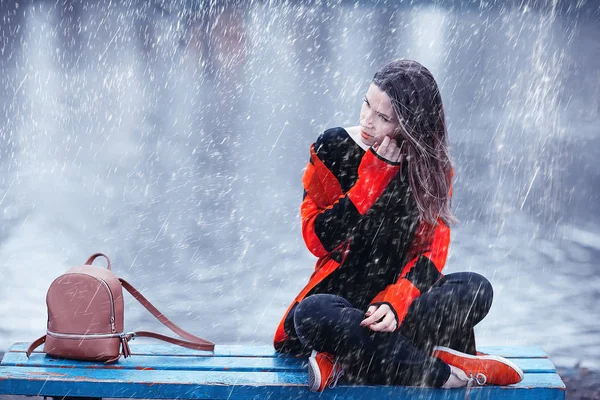 Joven Morena Mujer Relajante Cerca Lago Sentado Banco Paisaje Otoño — Foto de Stock