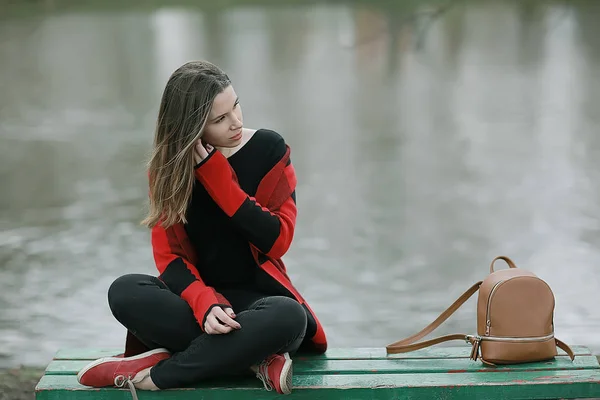 Jeune Femme Brune Relaxant Près Lac Assis Sur Banc Paysage — Photo