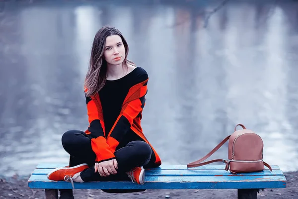 Jeune Femme Brune Relaxant Près Lac Assis Sur Banc Paysage — Photo