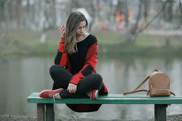 Genç Esmer Kadın Rahatlatıcı Sonbahar Manzara Bankta Oturan Bir Göl — Stok fotoğraf