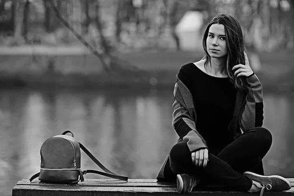 Jeune Femme Brune Relaxant Près Lac Assis Sur Banc Paysage — Photo