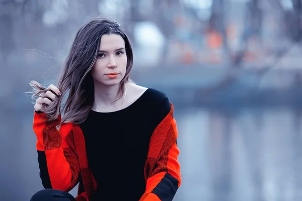 Jonge Brunette Vrouw Ontspannen Buurt Van Een Meer Zittend Bank — Stockfoto