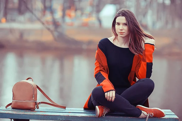 Junge Brünette Frau Entspannt Sich Der Nähe Eines Sees Auf — Stockfoto