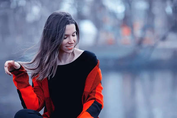 Joven Morena Mujer Relajante Cerca Lago Sentado Banco Paisaje Otoño —  Fotos de Stock