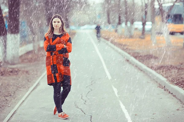 Giovane Bella Donna Posa Cappotto Scacchi Nel Parco Primaverile — Foto Stock