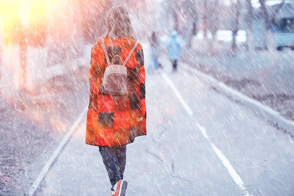 Giovane Bella Donna Posa Cappotto Scacchi Nel Parco Primaverile — Foto Stock