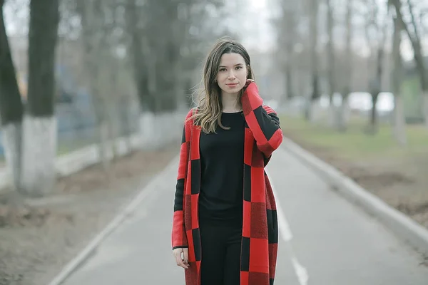 Jeune Belle Femme Manteau Carreaux Pose Dans Parc Printemps — Photo