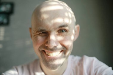 mutlu adam, adam gülümsemek gülümseyen portresi