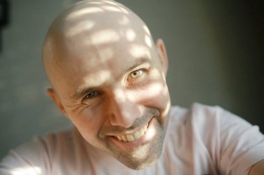 mutlu adam, adam gülümsemek gülümseyen portresi