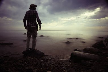 deniz kıyısı, bekleyen veya yalnızlık kavramı, yalnız adam
