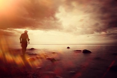 deniz kıyısı, bekleyen veya yalnızlık kavramı, yalnız adam