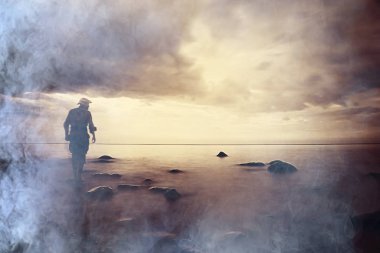 acımasız adam sırt çantası, zam, Aktif istirahat kavramı ile. Adamla gün batımında dağcılık için donatım