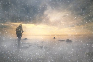 acımasız adam sırt çantası, zam, Aktif istirahat kavramı ile. Adamla gün batımında dağcılık için donatım