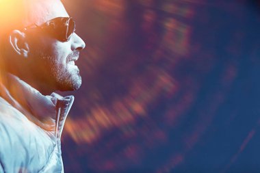 Gözlüklü sakallı adam portresi stüdyo