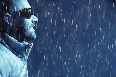 Gözlüklü sakallı adam portresi stüdyo