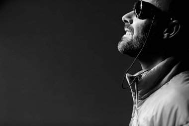 Gözlüklü sakallı adam portresi stüdyo