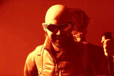 acımasız adam sırt çantası, turist, zam, Aktif istirahat kavramı ile. Adamla dağcılık için donatım